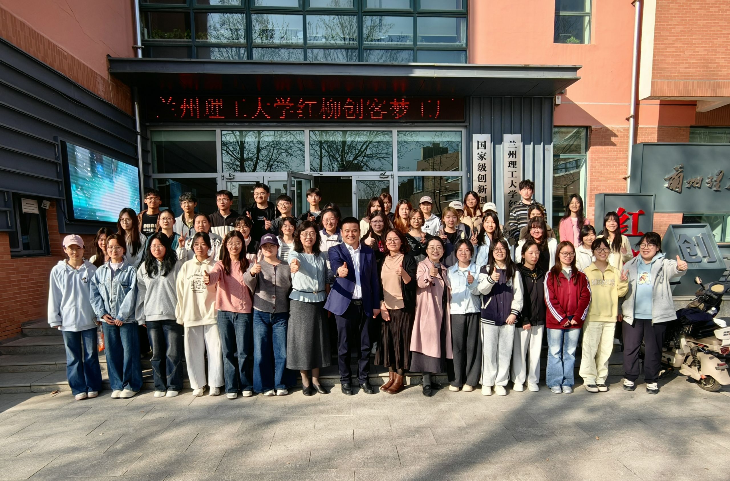 “我的未来我做主”--beat365官方网站召开二年级本科生学风建设暨职业规划座谈会